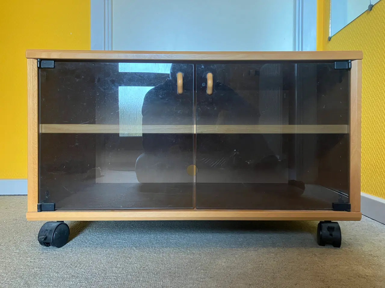 Billede 1 - TV bord med glaslåger