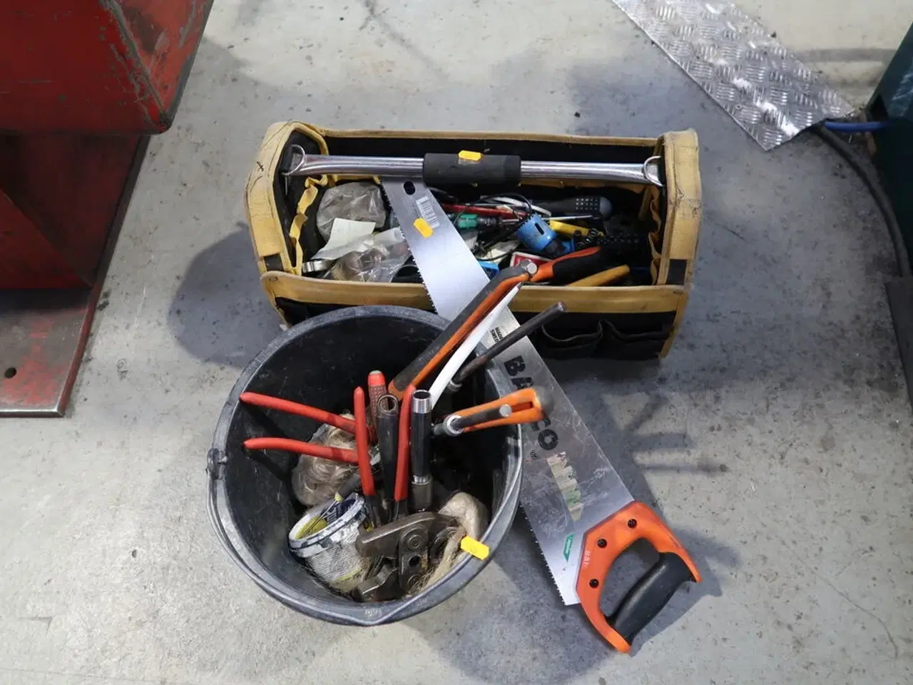 Billede 1 - Spand samt værktøjstaske med div. Værktøj