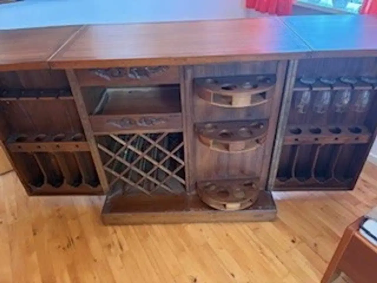 Billede 4 - Bar med flotte udskæringer
