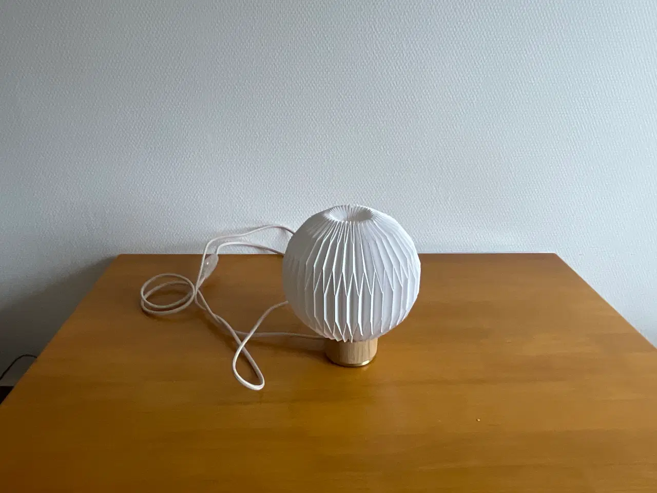 Billede 2 - Le Klint bordlampe, lys eg med papirskærm
