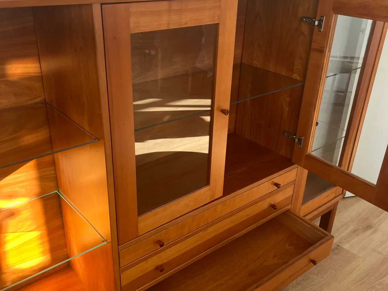 Billede 1 - Rummelig og velholdt skænk