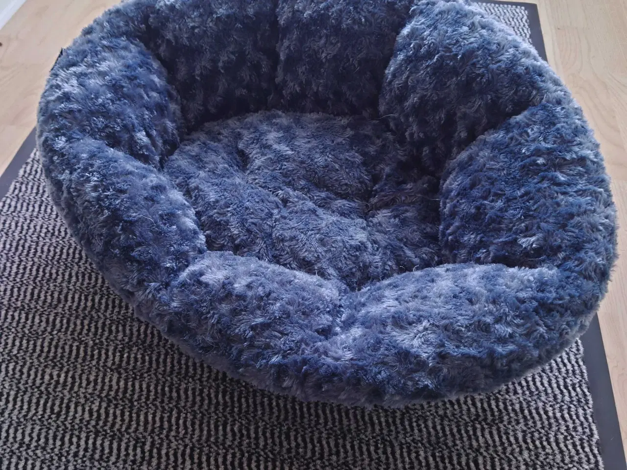 Billede 3 - Hundekurv af plastik med passende betræk