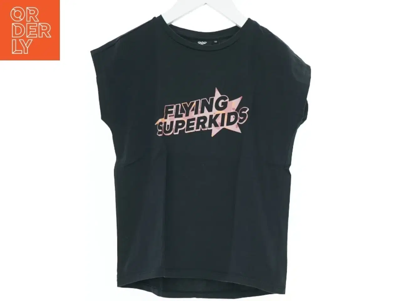 Billede 1 - T-shirt med &#39;Flying Superkids&#39; print fra Hummel (str. 128)