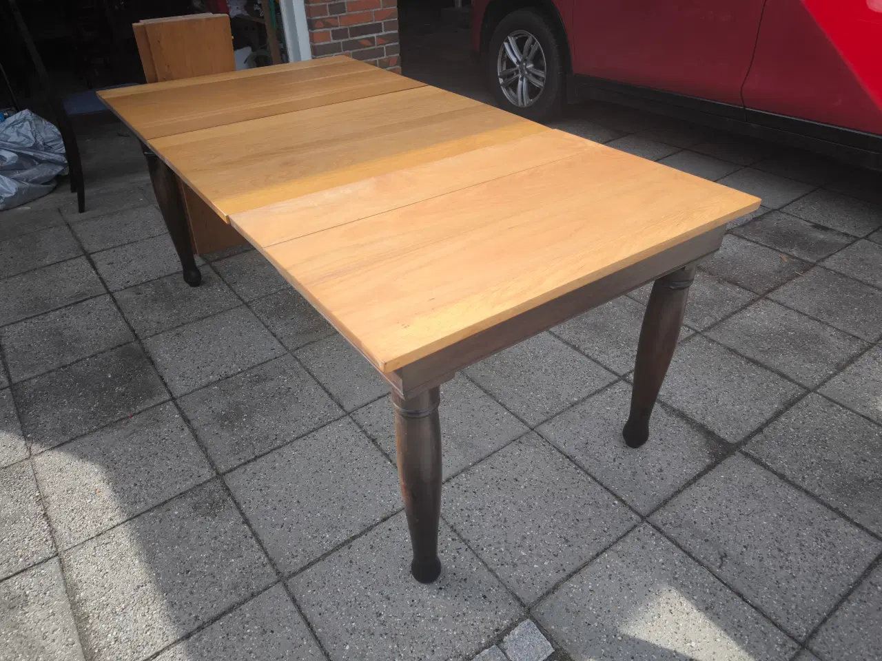 Billede 1 - Spisebord med hollands udtræk og 8 stole.