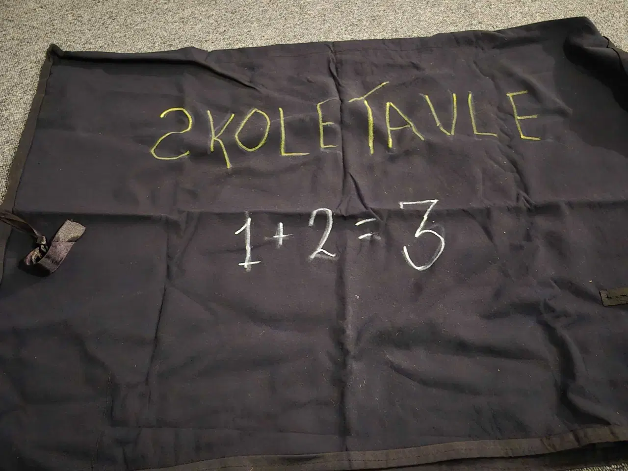 Billede 2 - Sort skole tavle kostume 57*90 cn  Str onesize