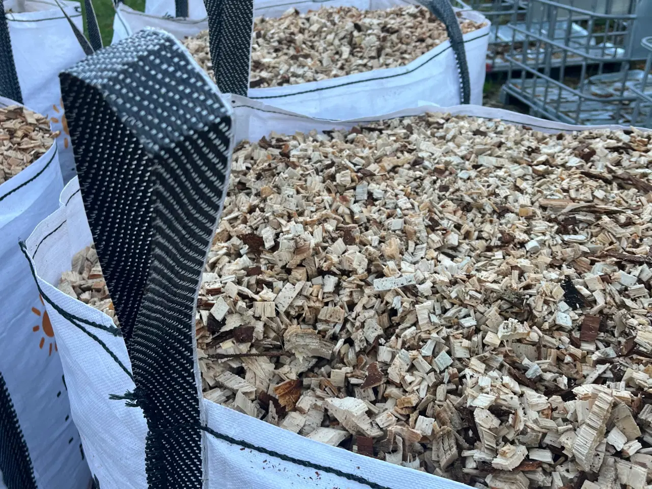 Billede 3 - Frisk lys flis i 1 m3 sække