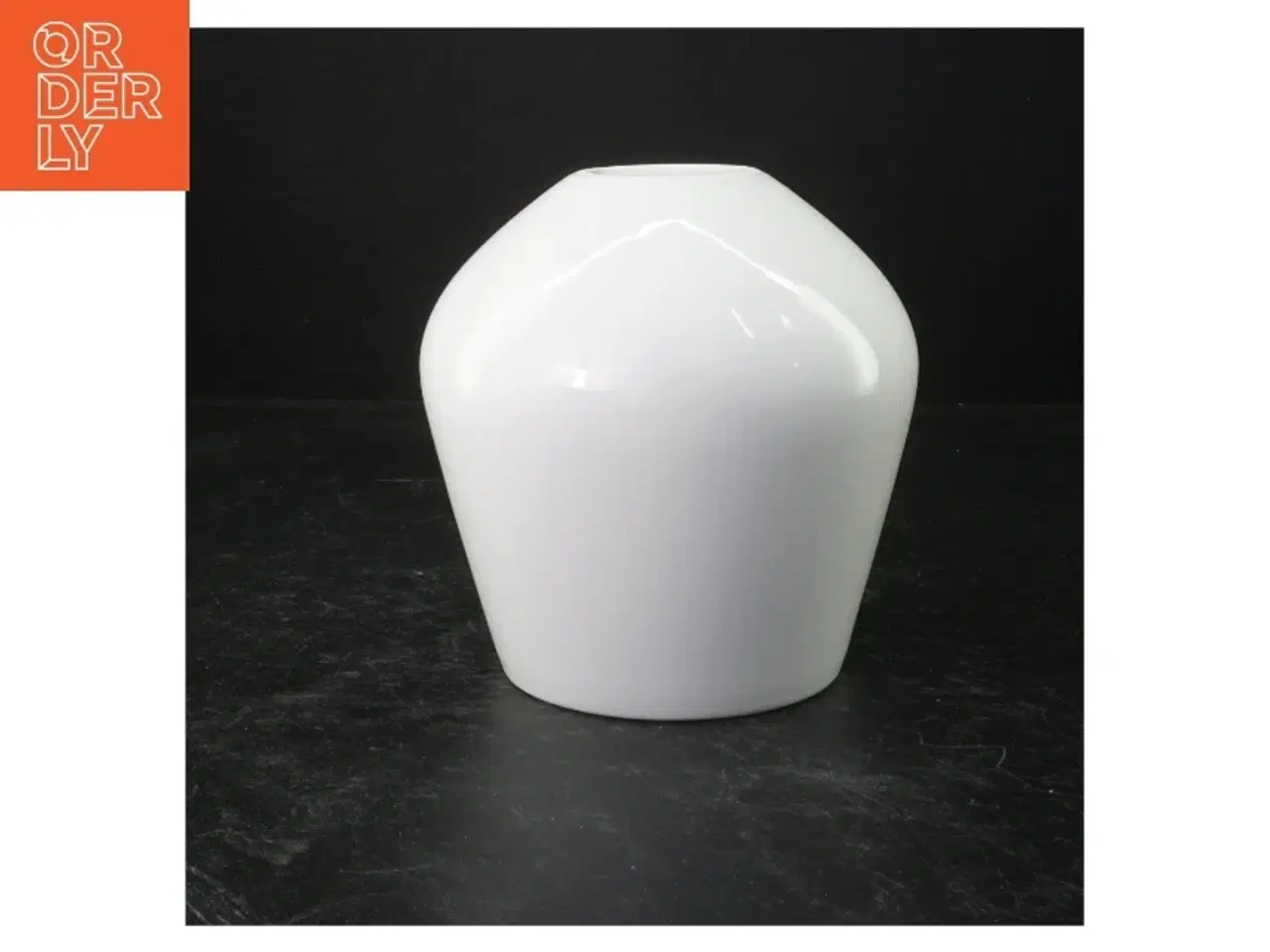 Billede 2 - Hvid porcelænsvase fra Royal Copenhagen (str. 15 cm)