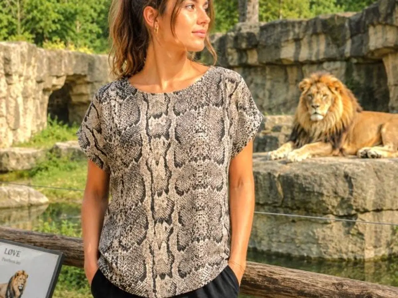 Billede 1 - Fin t-shirt med slange-print. 