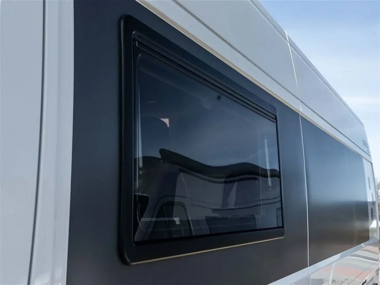 Billede 33 - 2021 - Bravia 636 140 Hk Edition 30   Campervan med langsgående senge og god indretning Kørt 20,500 Km.