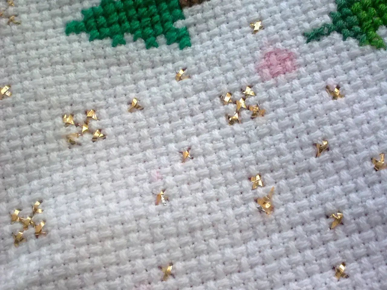 Billede 6 - Hvid bordløber m guldstjerner korssting