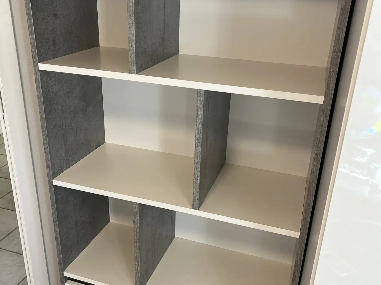 Billede 3 - BILLUND reol i Betongrå