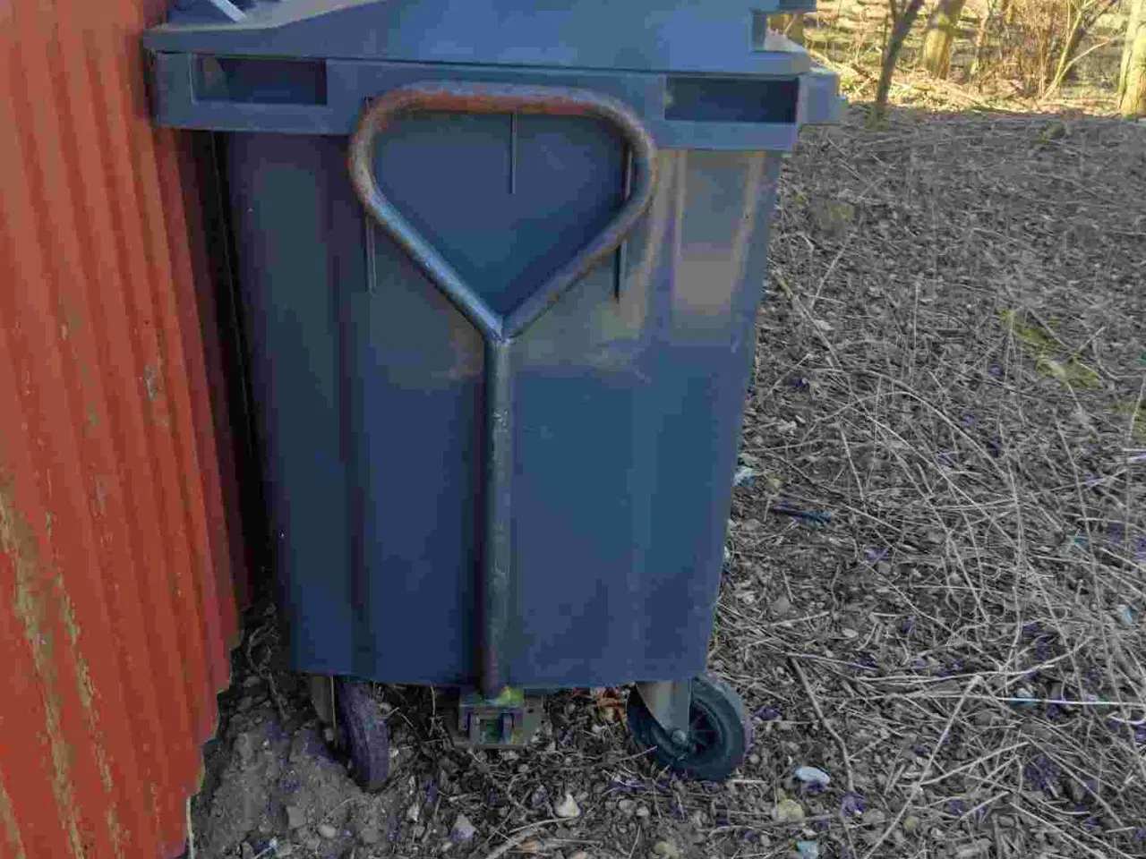 Billede 2 - 2 stk. store skraldevogne + 1 lille + stålstativ 