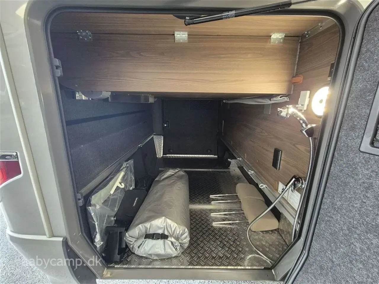 Billede 26 - 2023 - Hymer Masterline BML   9 trins Automatgear. 170 Hk. solceller. 2x 95Ah Batteri. 2000w inverter. Elektrisk markise. hydrauliske støtteben. Udv. gas/bruser. elektrisk indgangstrins ved både føre dør og bo-delsdør. queensbed.  Kun 14.700 Km!!!
