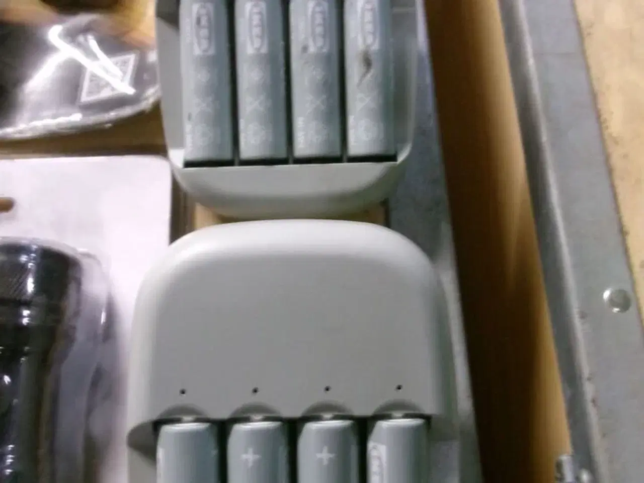 Billede 4 - Brevsprække, dørhåndtag, batteriopladere, dørklokke, lommelygter, hængelåse