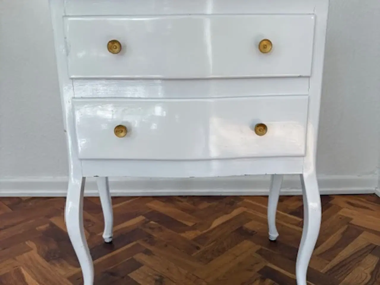 Billede 1 - Hvid kommode med 2 skuffer og messinggreb