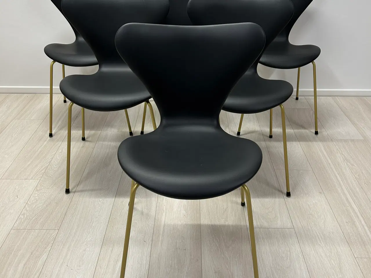 Billede 1 - FH 3107 Nypolstrede Syverstole af Arne Jacobsen 