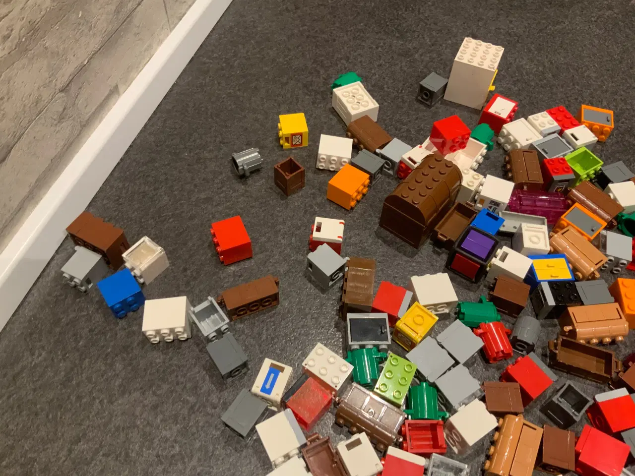 Billede 1 - Lego kister, kasser, skabe, tønder m.m.