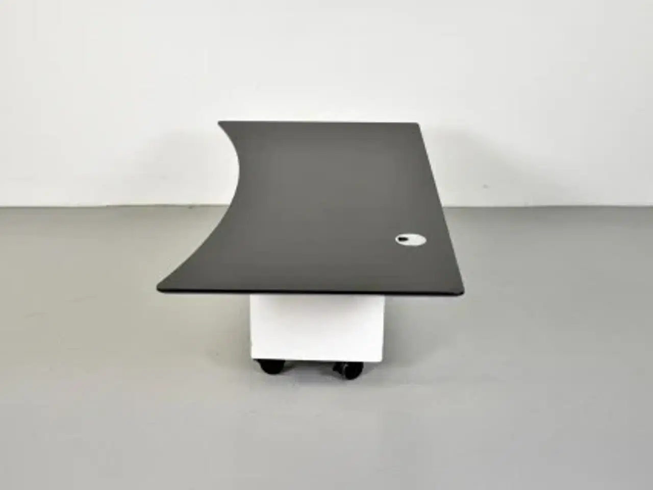 Billede 4 - Cube design bordplade i sort linoleum m. sort faset kant og mavebue, 160x80 cm.