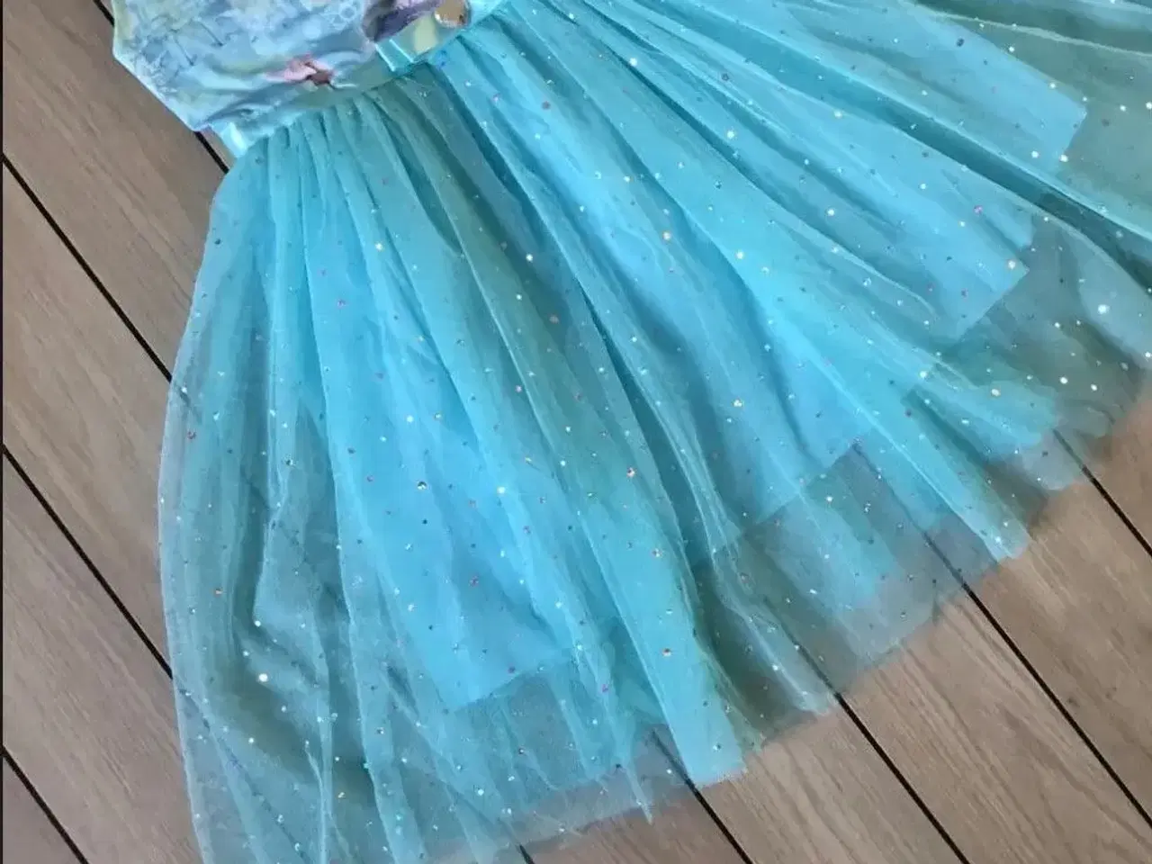 Billede 9 - Frost kjole + slør str 122 med Elsa udklædningstøj