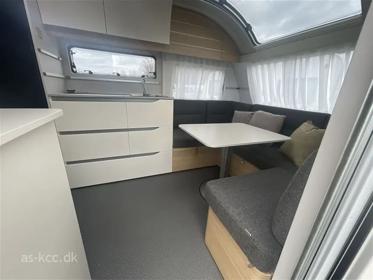 Billede 3 - 2024 - Adria Adora 572 UT   Adria Adora 572 UT Kampagnevogn årgang 2024 med enkeltsenge 4 sovepladser, 5 siddepladser