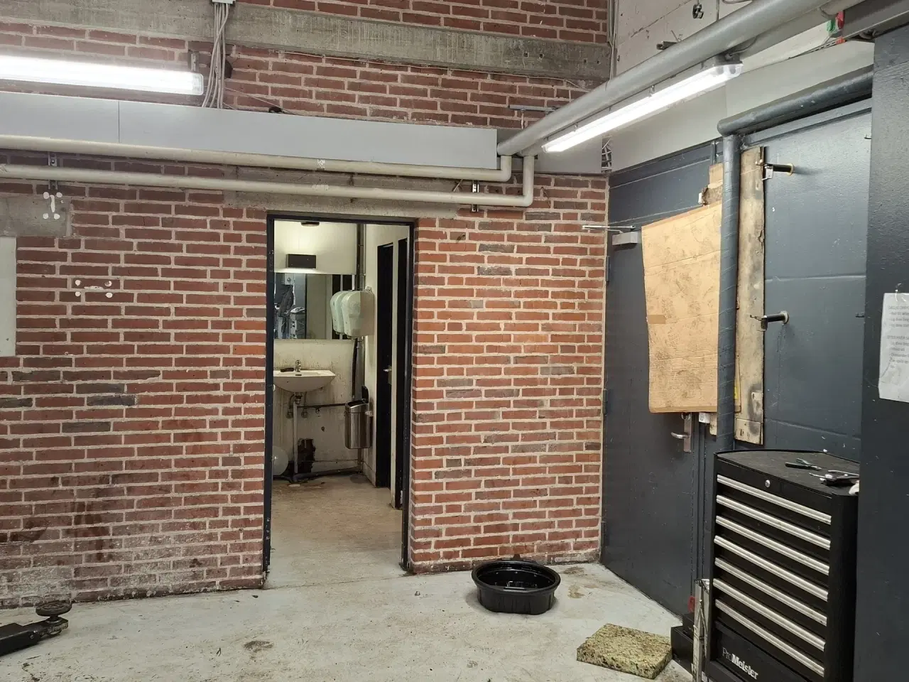 Billede 16 - AUTOVÆRGSTED eller LAGER med store Port. Centralt beliggende ved 2 motorvejstilkørsler. Stort udeareal til præsentation af biler.