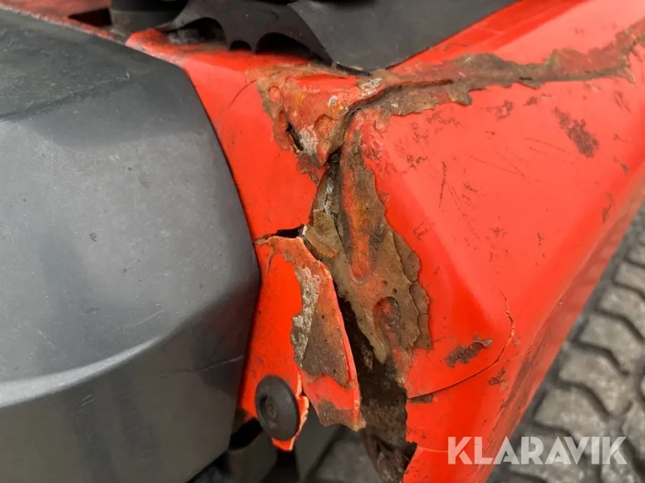 Billede 11 - Traktor Kubota STV36 med kost, saltspreder og sneplov