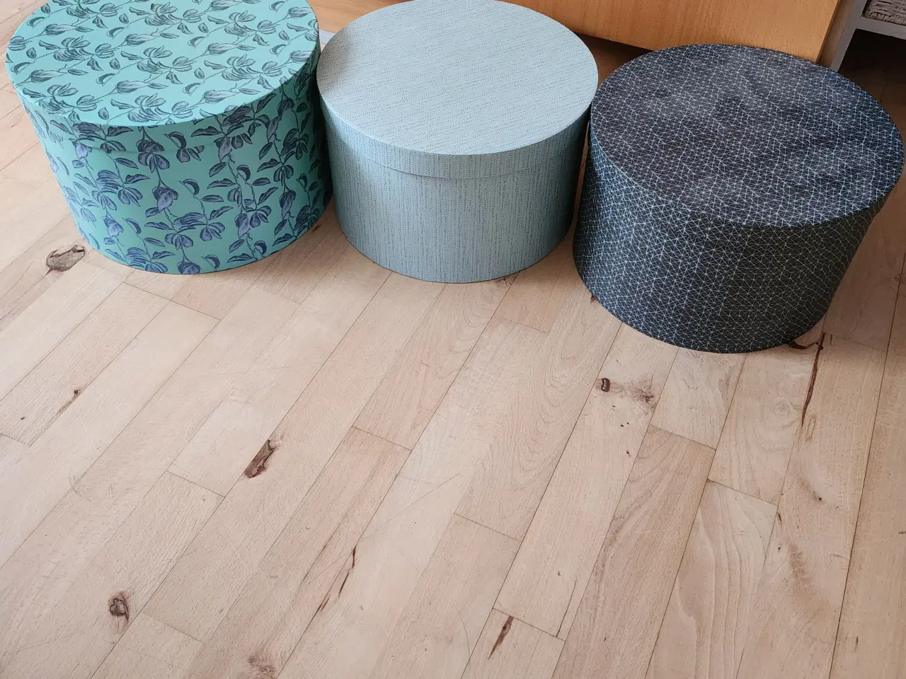 Billede 3 - Oprydnings salg, nisser,runde kasser, Bøger 