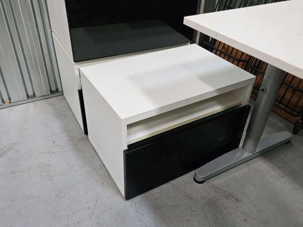 Billede 3 - Ikea justerbar skrivebord og 5 Bestå reoler 