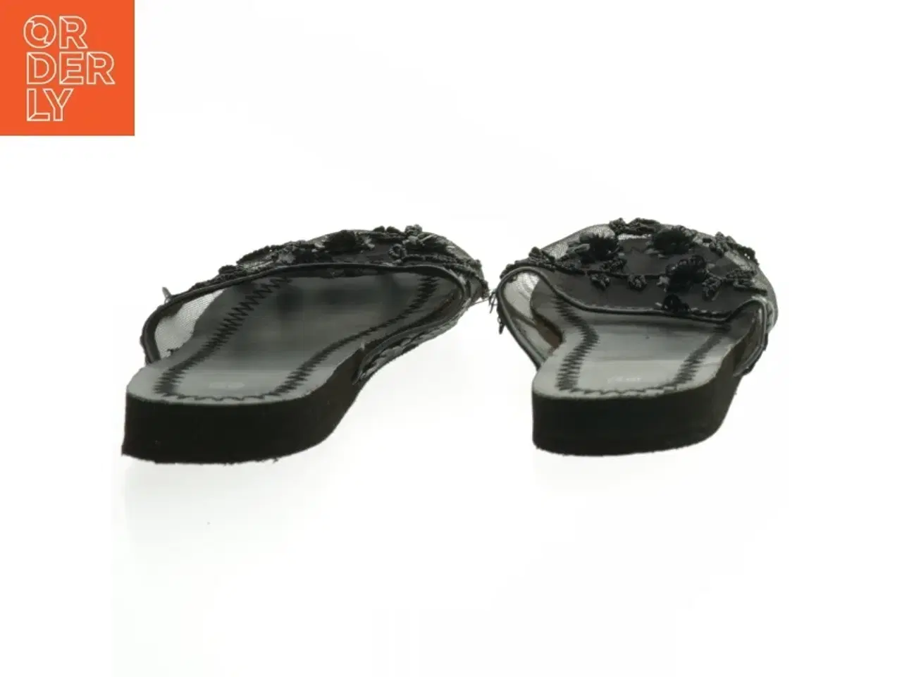 Billede 2 - Sort udsmykket sandal (str. 36 )