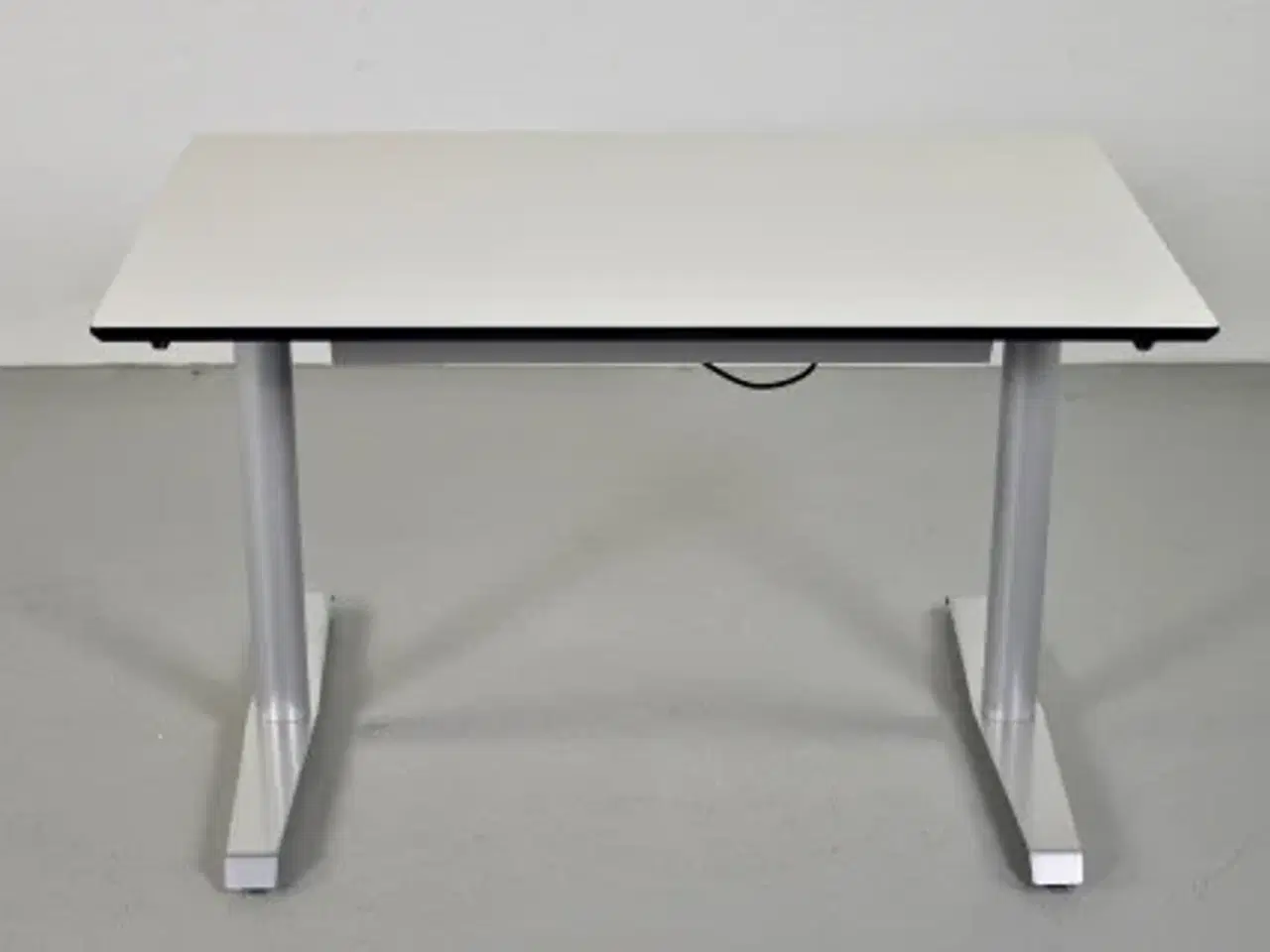Billede 3 - Hæve-/sænkebord med hvid plade, 120 cm.