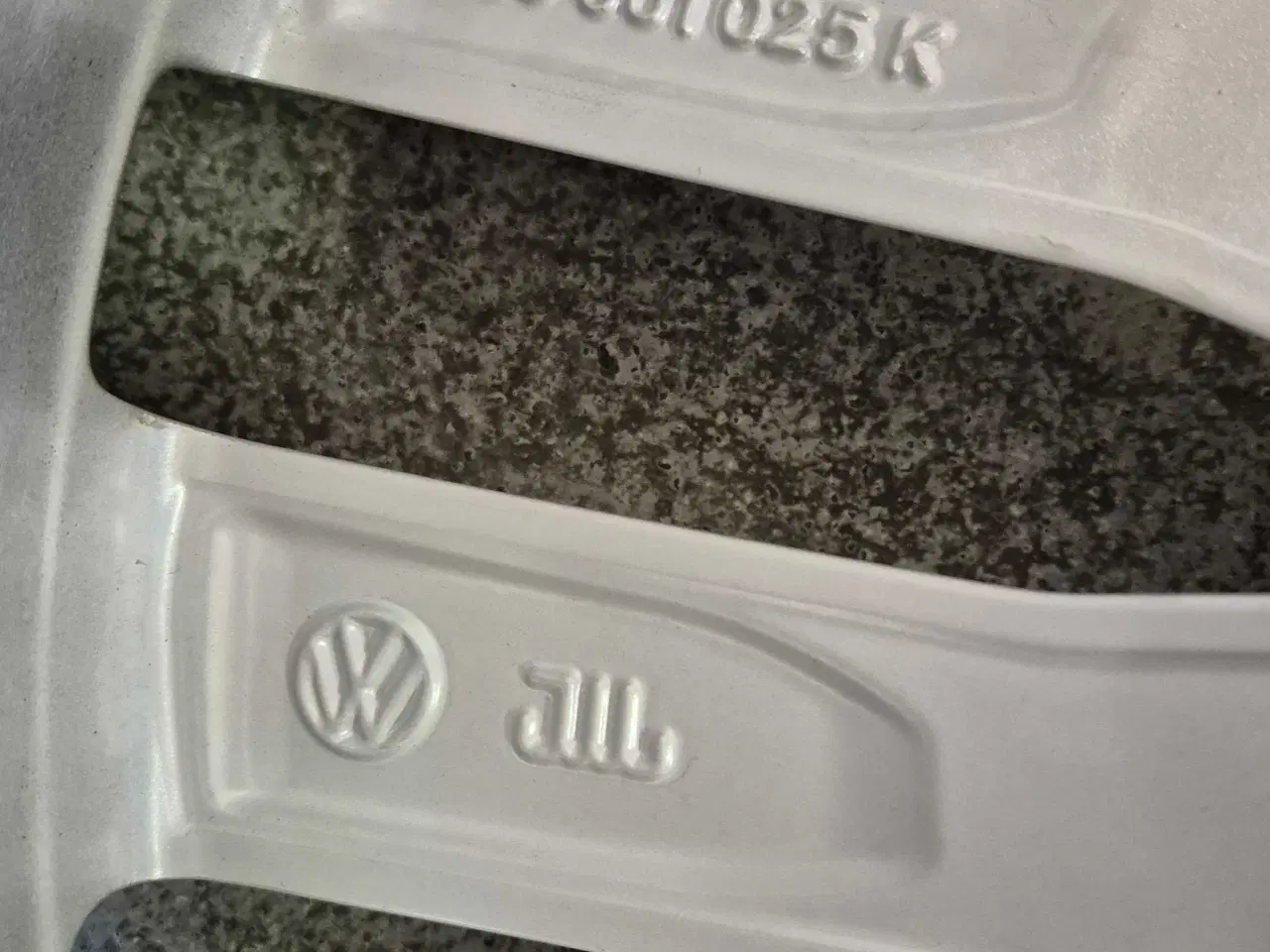 Billede 5 - VW "DARTFORD" ORIGINAL ALUFÆLGE MED NYE SOMMERDÆK 