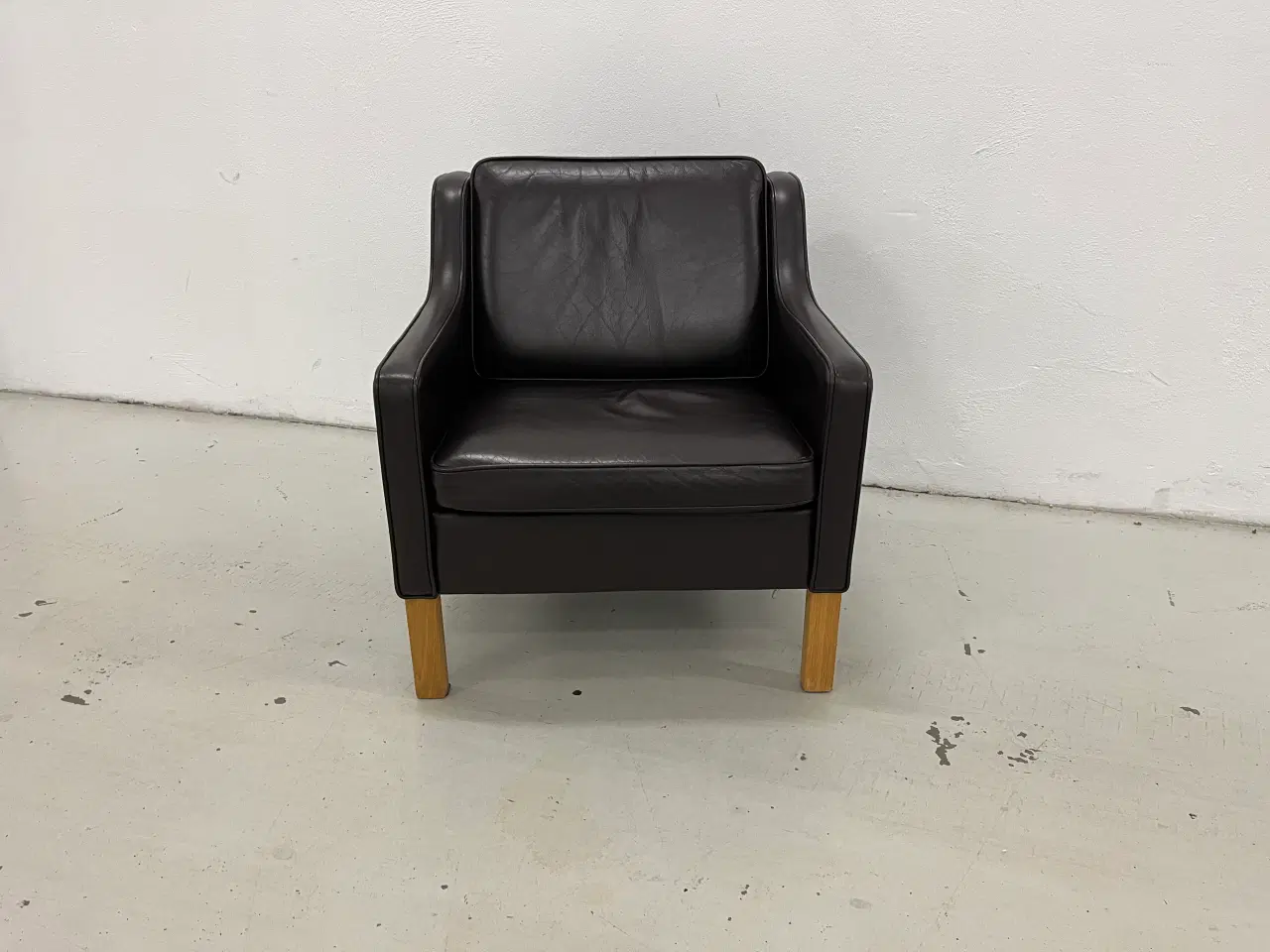 Billede 4 - Mogens Hansen MH195 lav stol i Dark Brown læder.