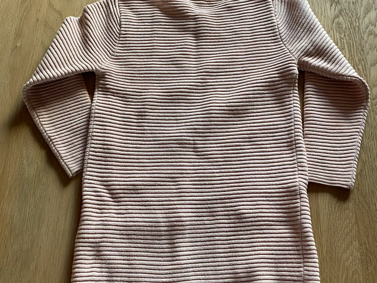 Billede 2 - Pigetøj str. 116 trøjer, tshirt, mm pris pr. Del 