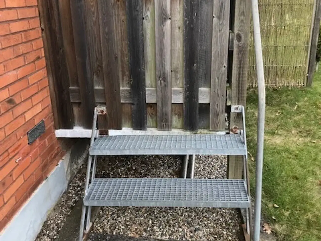 Billede 1 - 2 Trins galv. gitterjern trappe med gelænder