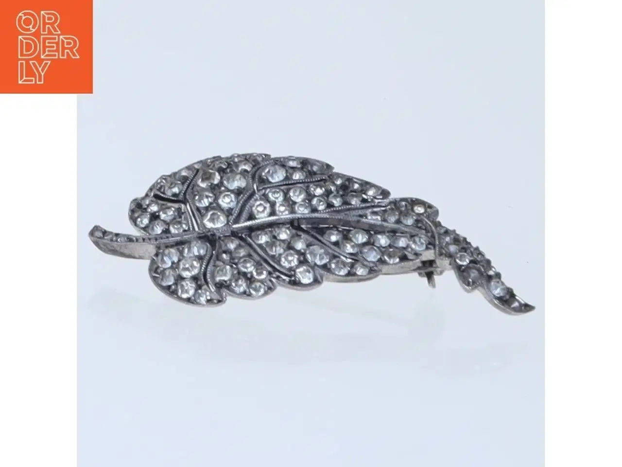 Billede 3 - Broche med blad design (str. 4,5 cm)