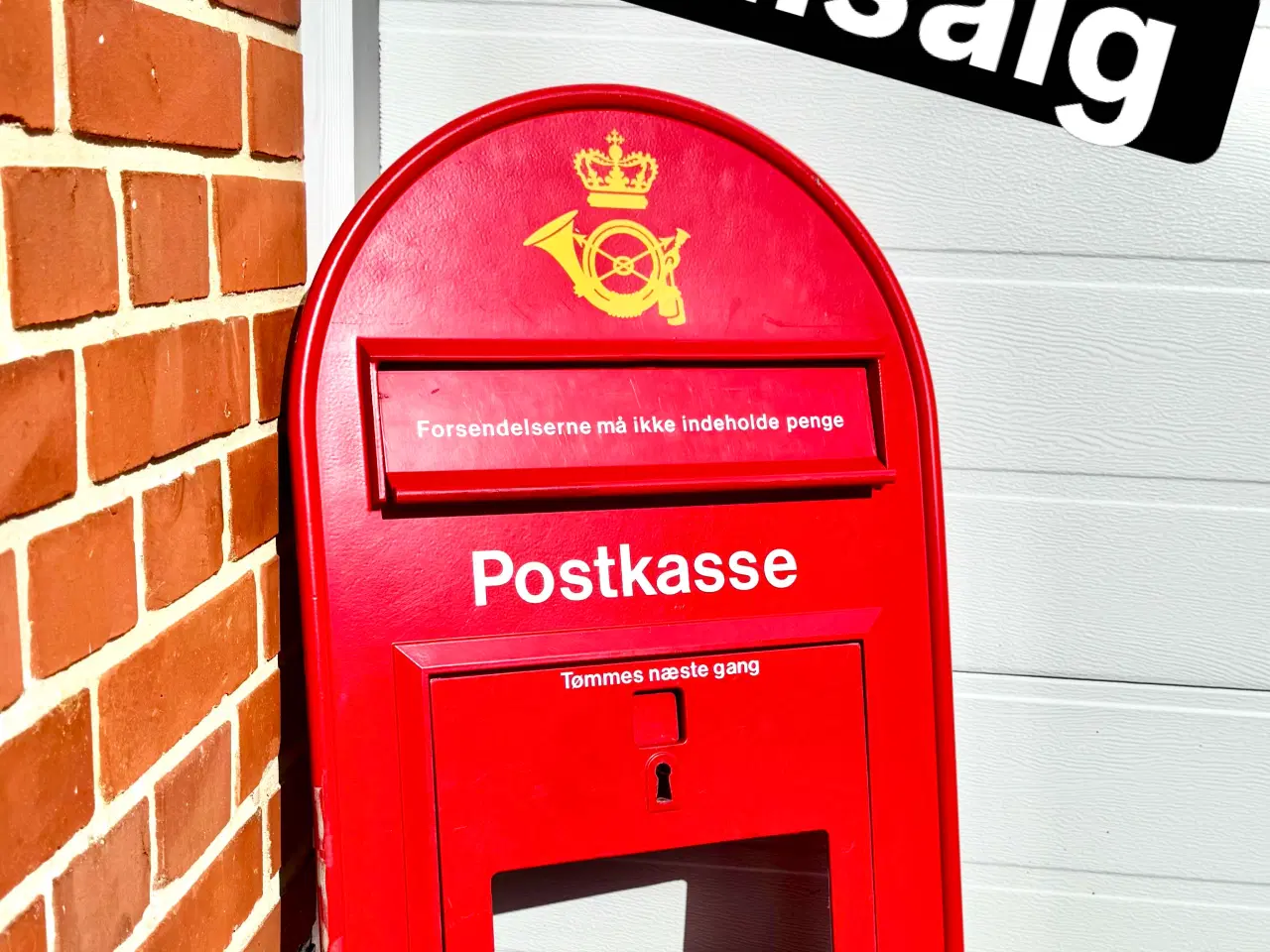 Billede 1 - Rød postkasse front