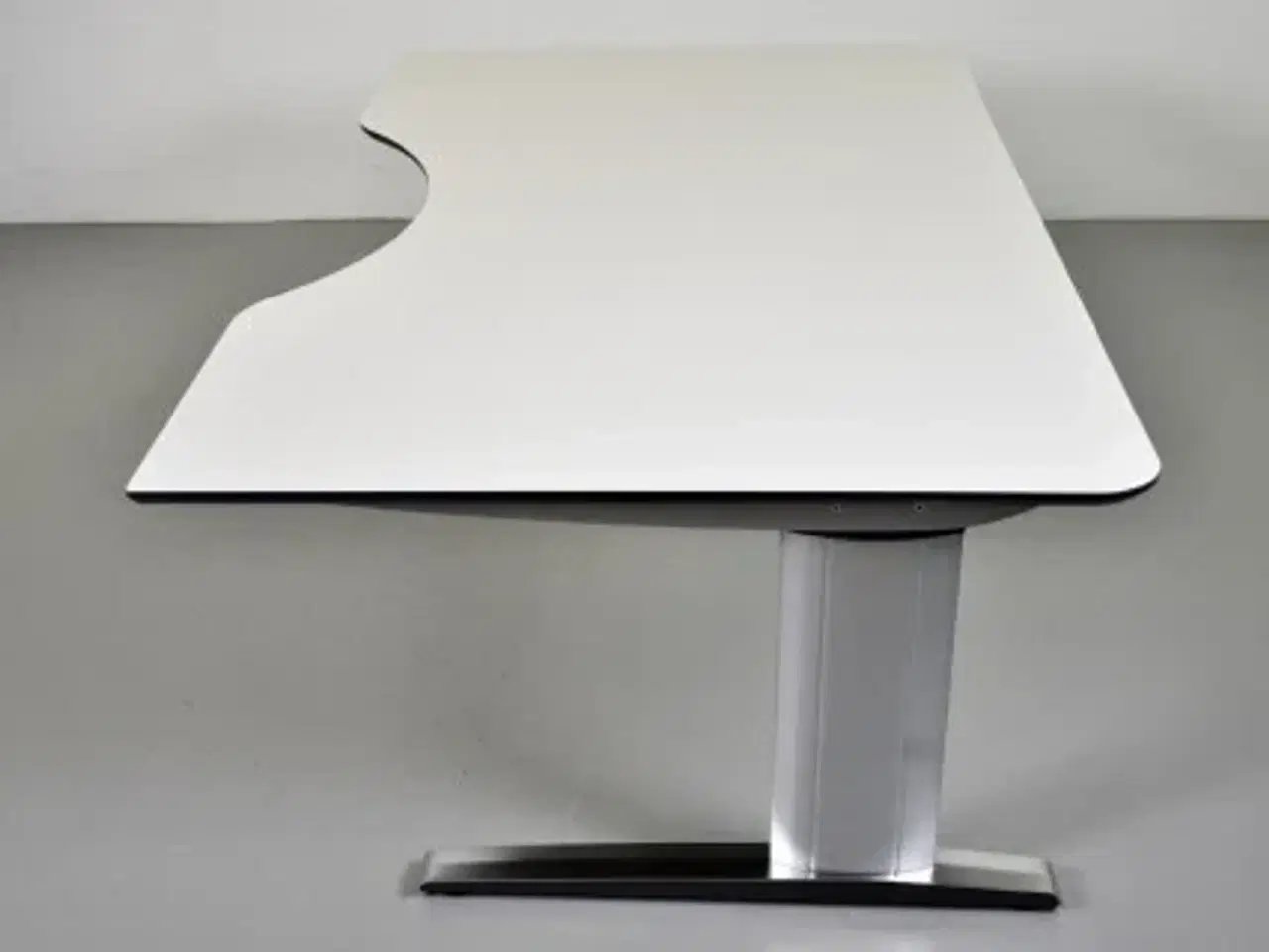 Billede 2 - Hæve-/sænkebord med hvid plade med mavebue, 200 cm.
