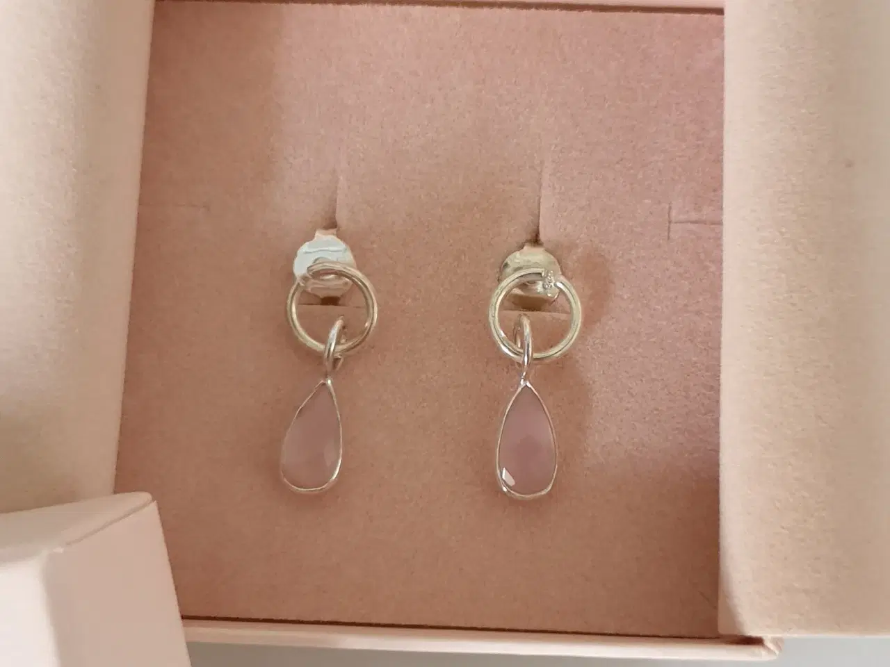Billede 3 - Smykker: Izabel Camille-øreringe, lyserøde vedhæng