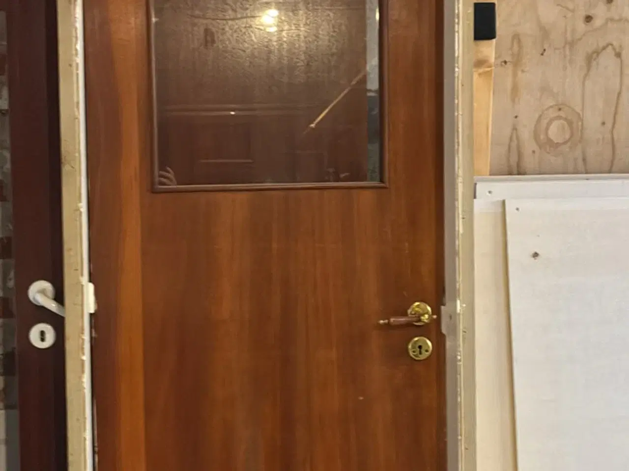Billede 2 - Fin dør med glas inkl karm