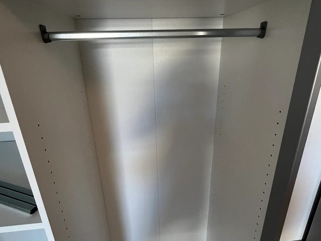 Billede 6 - Garderobeskab med skydelåger