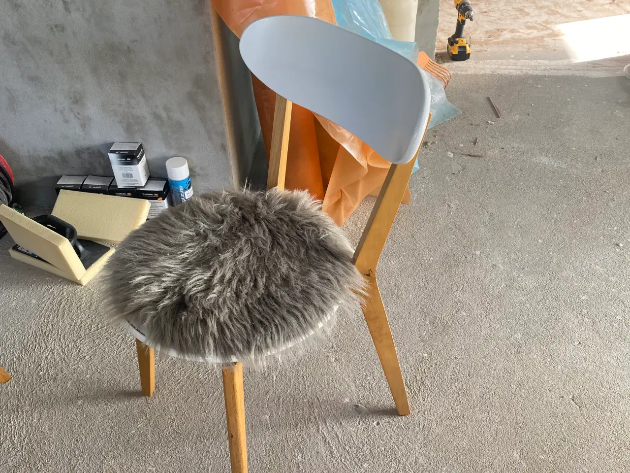 Billede 1 - Stole med hvert sit grå skind