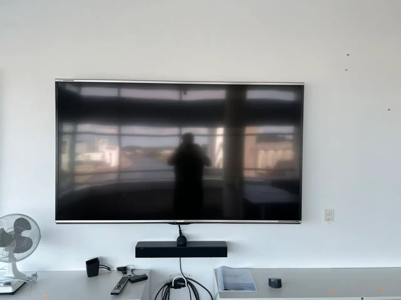 Billede 1 - 70" SHARP TV m. BRACO & AMX konferencesystemer