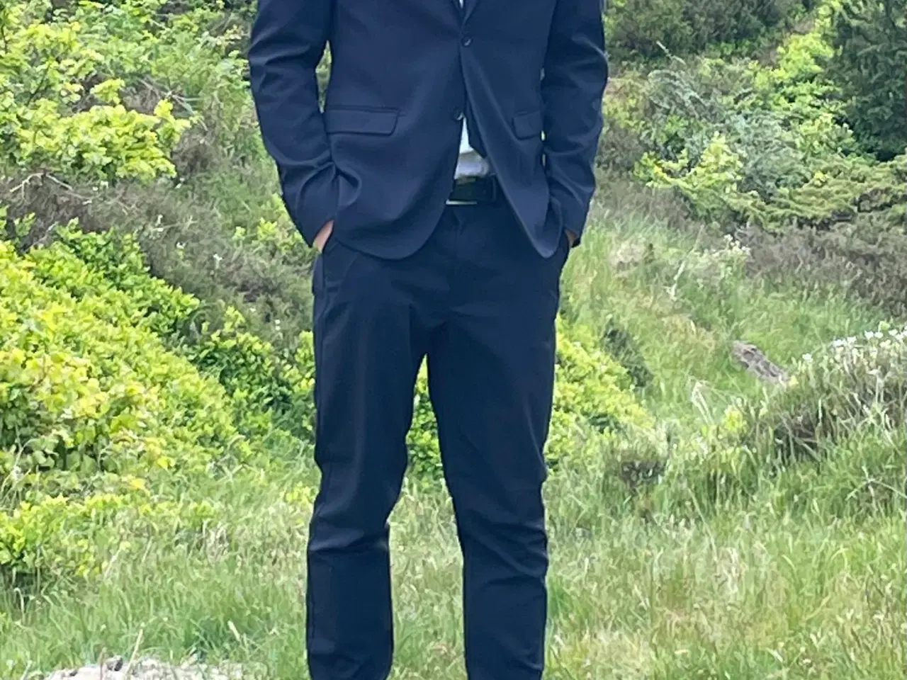 Billede 1 - Mørkeblå Konfirmations jakkesæt