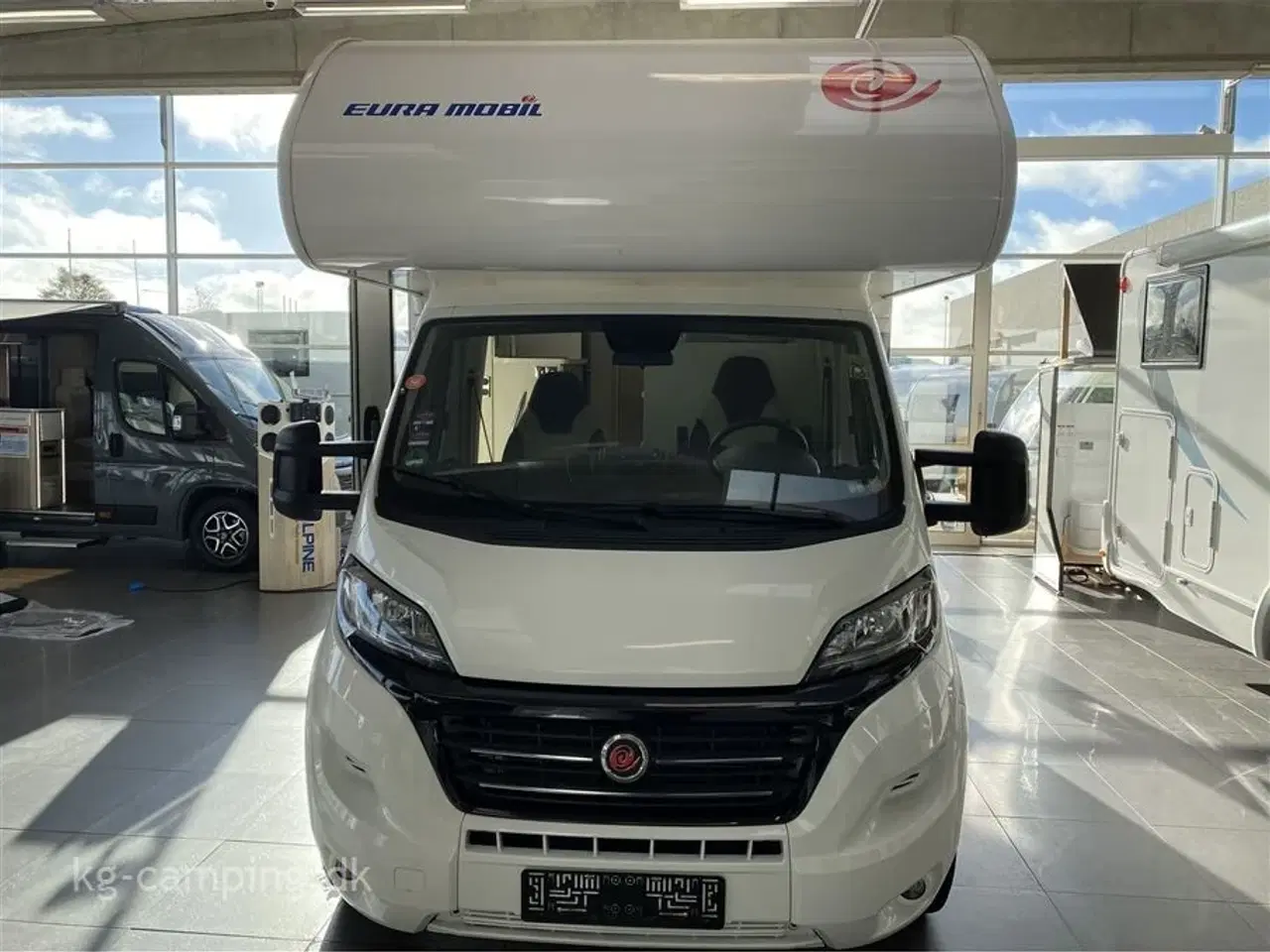 Billede 2 - 2020 - Euramobil Activa One Populær lille Euramobil med masser af skabsplads. Bemærk totallængede på 589 cm.