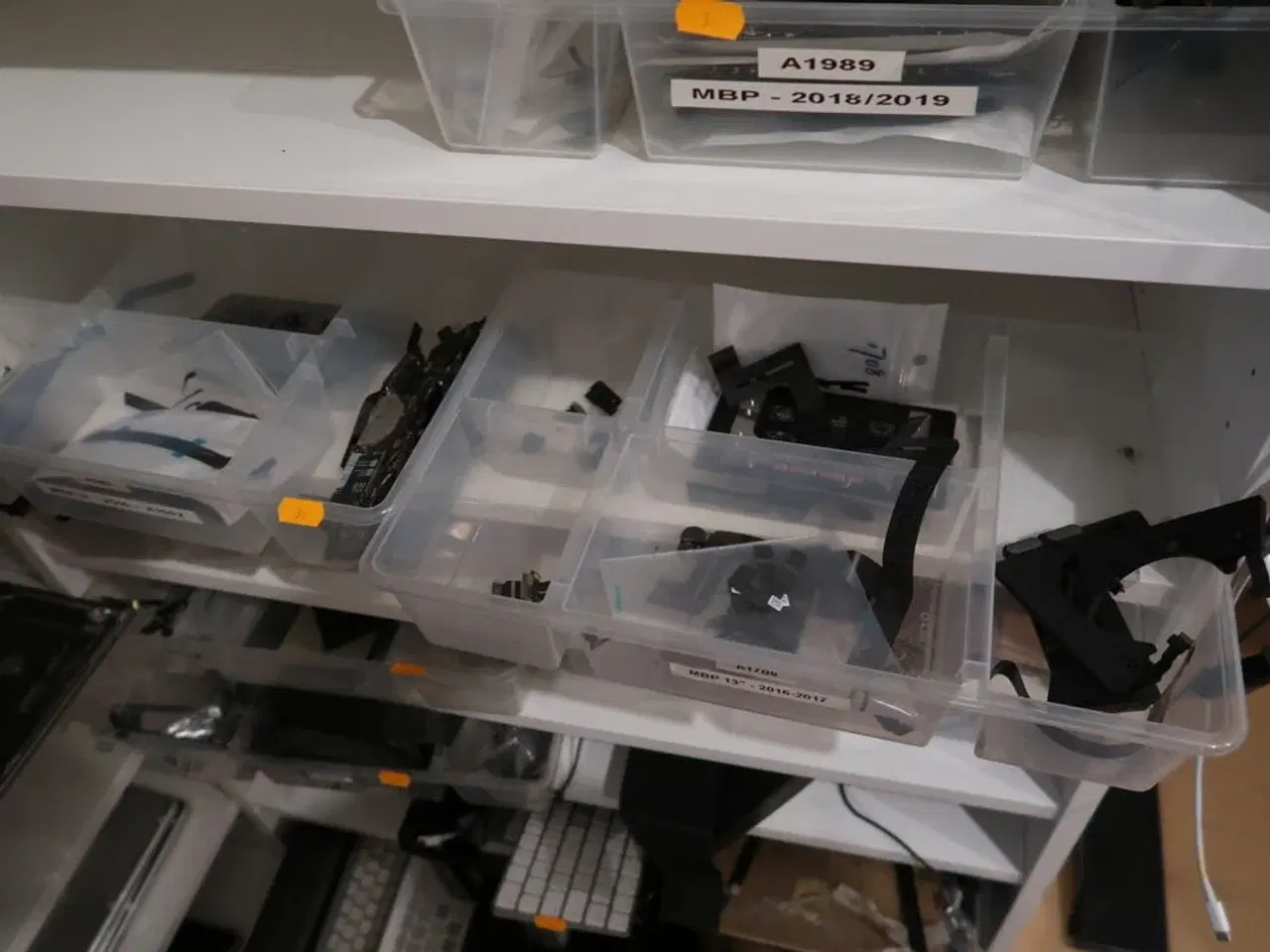 Billede 9 - Reol med MacBooks samt reservedele