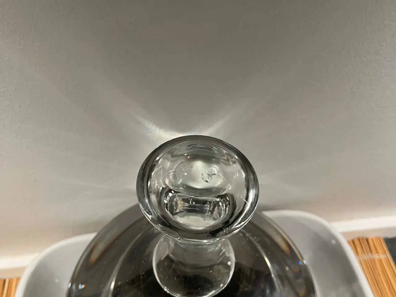 Billede 2 - Dekorativ vinkaraffel med metallisk fod (Højde 27 