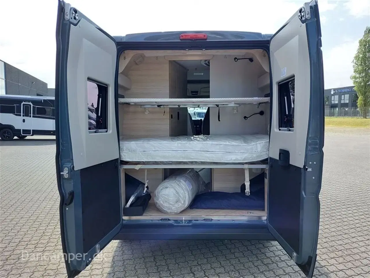 Billede 6 - 2025 - Chausson F&S Line RESERVERET - TILBUDSPRIS kr. 931.800,- SPAR kr. 21.600,- Van som familiecamper med 5 selepladser, pop-up og masser af sovepladser på kun 5,99 m længde.