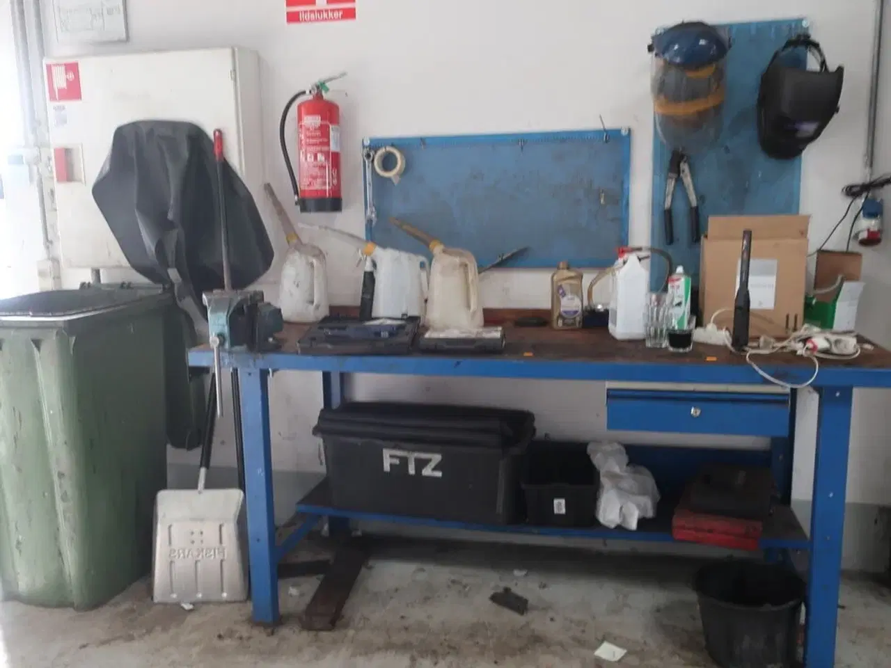 Billede 1 - Værkstedsbord med indhold samt 2 stk. tavler