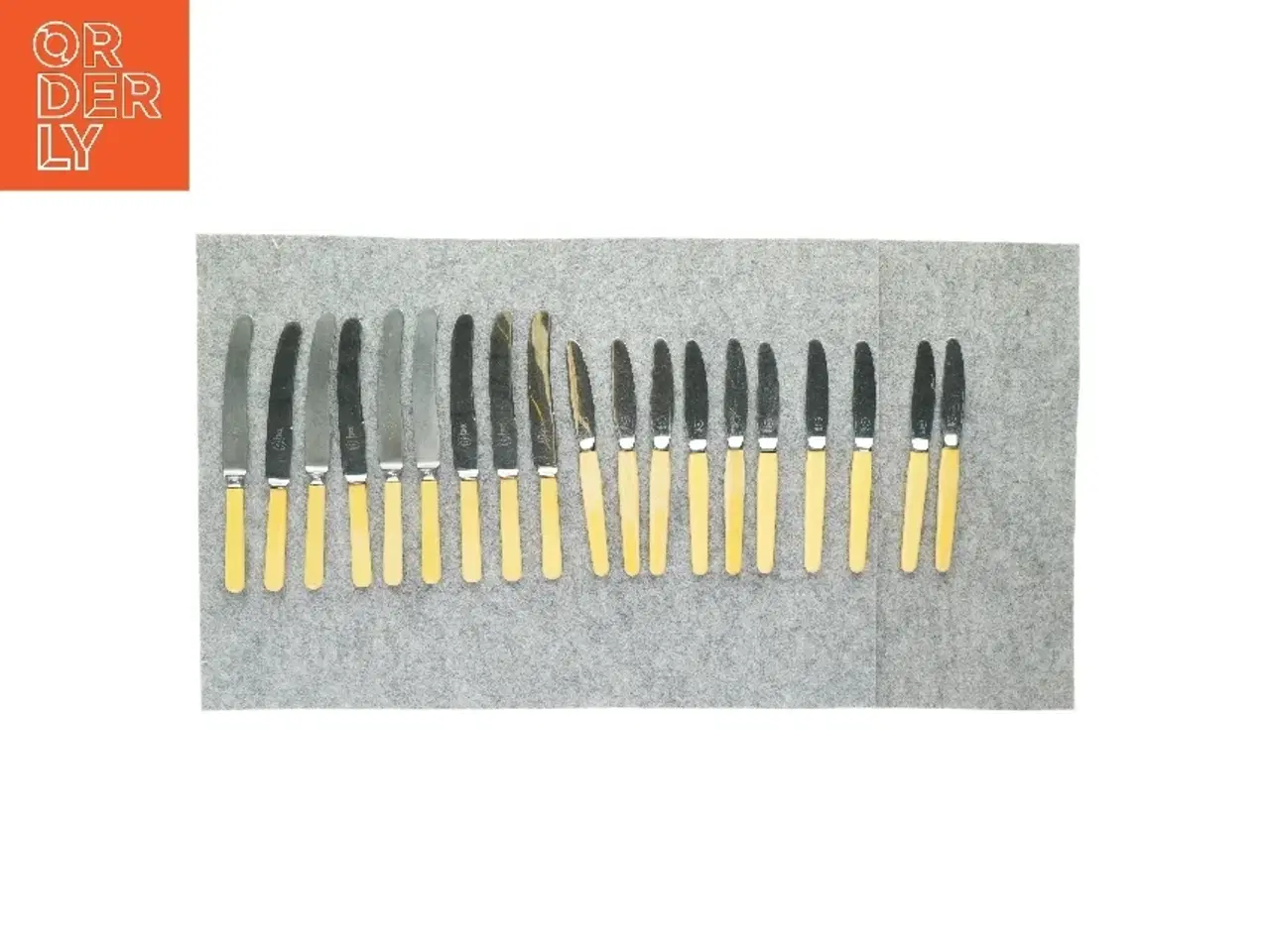 Billede 1 - Knivsæt (19 stk.) fra Tomt (str. L:22cm og L: 24,5cm)