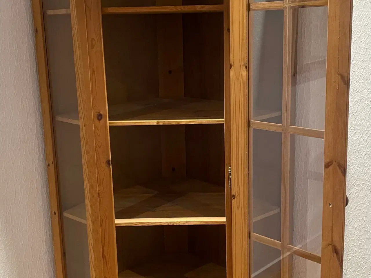 Billede 2 - Hjørneskab med glaslåge og 4 hylder